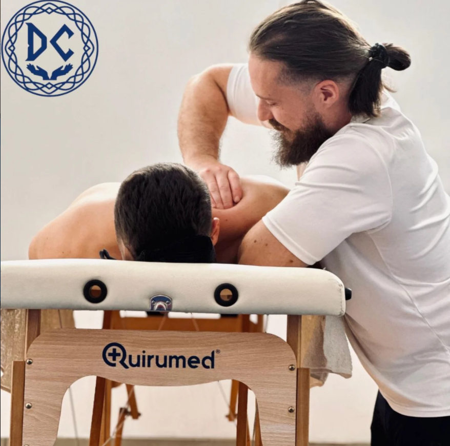 Daniel Costa a realizar tratamento osteopático — Osteopata em Belas, Sintra